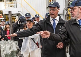 El lehendakari, Imanol Pradales, durante sy visita a la empresa Vidrala.