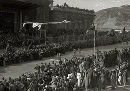 Llegada de la cuarta etapa de la Vuelta a España de 1935, con triunfo del belga Antoine Dignef, junto al Casino Kursaal en Donostia, ante una multitud.