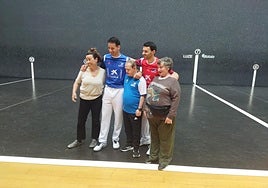 Darío y Altuna III posan con los seguidores que les han visitado en el Bizkaia.