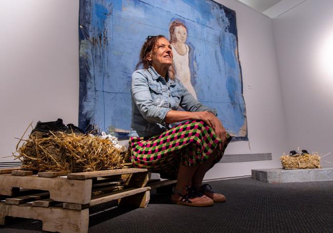 La artista sentada al lado de 'Percha' y a elementos que recuerdan su infancia