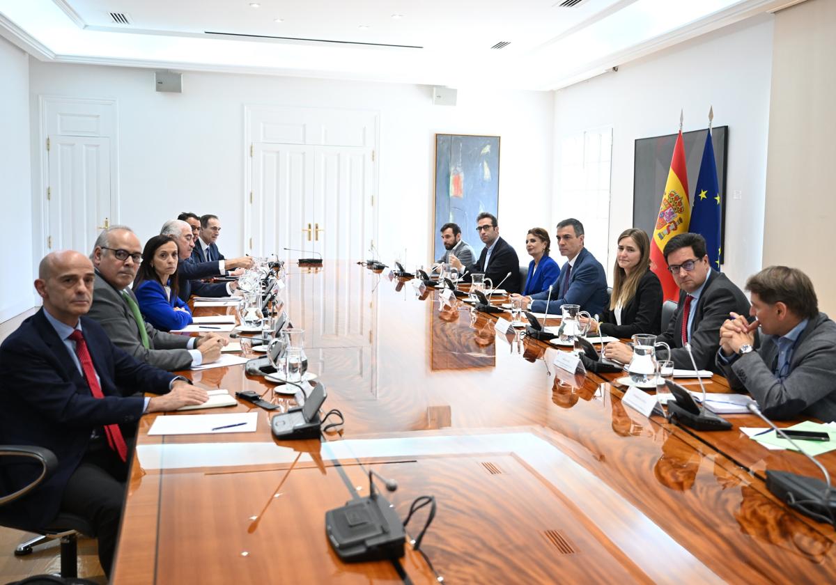 A la izquierda, las eléctricas; a la derecha, el Gobierno.