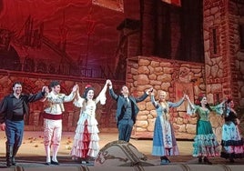 Félix Ardanaz, en el centro, saluda con los protagonistas de 'Carmen' al final de la representación en la Ópera Nacional de Ucrania en Kiev.