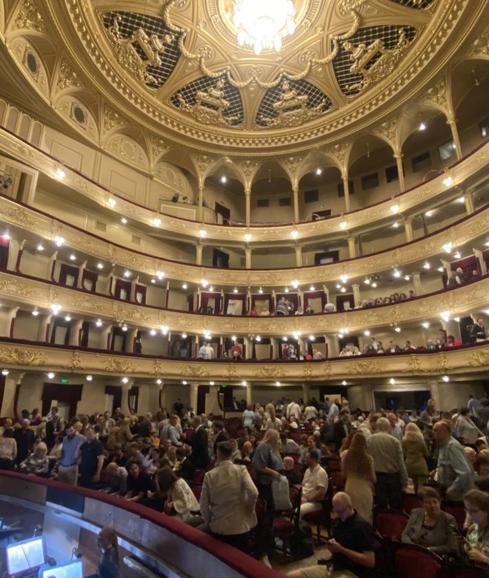 Imagen secundaria 2 - Ardanaz ante el teatro de la ópera de Kiev y dirigiendo desde el foso. El público llenó el recinto.