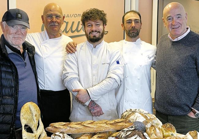 Campeones. Jean Louis Leimbacher, exdirector del Hôtel du Palais (a la izquierda), posa con Jean Marie Gautier, Adam Sadet y Sylvain Gautier, acompañados por Javier Yurrita, fundador de San Sebastian Gastronomika - Euskadi Basque Country.