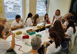 Otro de los talleres destacados será el de proyectos de costura creativa el 8 de mayo.