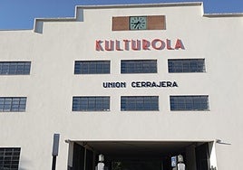 La fachada comparte ahora la doble denominación: Kulturola y la histórica Unión Cerrajera.