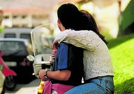 Una pareja de jóvenes enamorados.