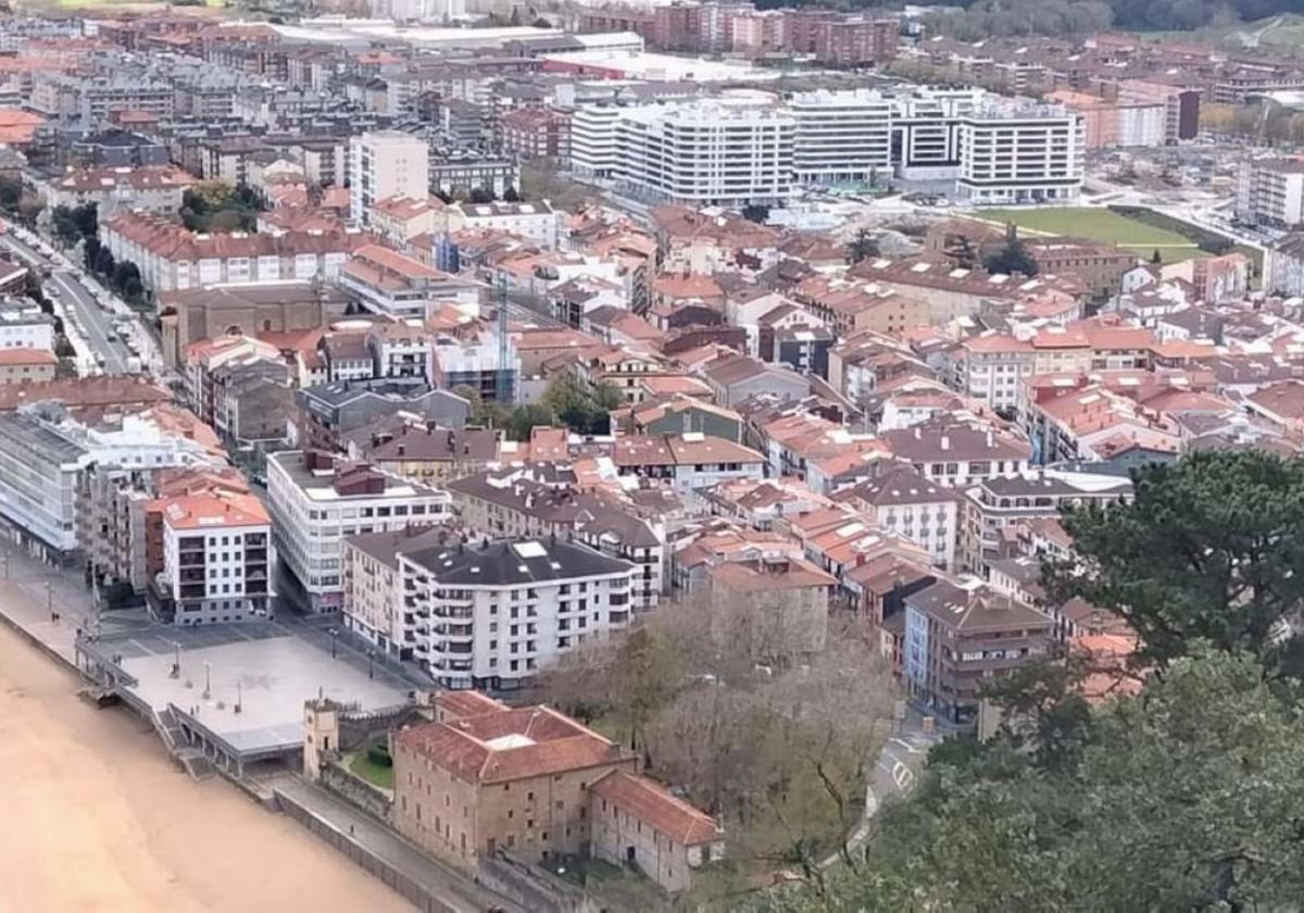 EH Bildu denuncia que han proliferado los apartamentos turísticos en los bajos comerciales de Zarautz.