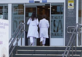 Dos sanitarias entran por la puerta principal del Hospital Donostia.