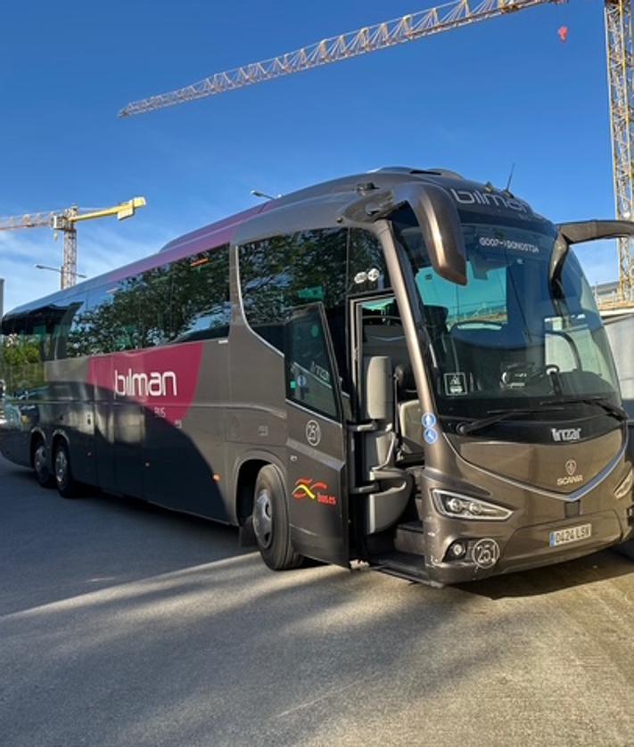 Imagen secundaria 2 - Un autobús averiado bloquea el acceso a la estación de autobuses de San Sebastián