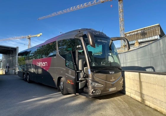 El autobús averiado en el acceso a la estación de autobuses.