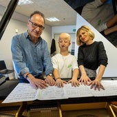 Iñaki Salvador, Jakes Txapartegi, y Esther Barandiaran junto al piano en un aula de la Musika Eskola de Hondarribia