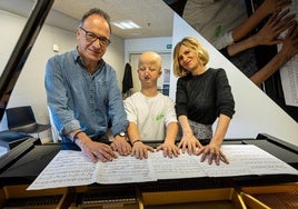 Iñaki Salvador, Jakes Txapartegi, y Esther Barandiaran junto al piano en un aula de la Musika Eskola de Hondarribia
