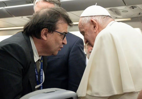 Javier Cercas conversa con el papa Francisco en el avión que les trasladó hasta Mongolia.