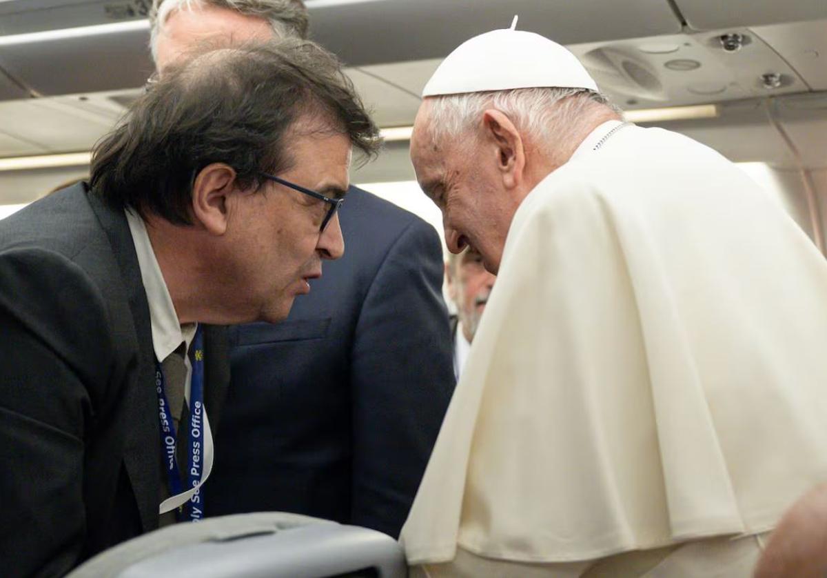 Javier Cercas conversa con el papa Francisco en el avión que les trasladó hasta Mongolia.