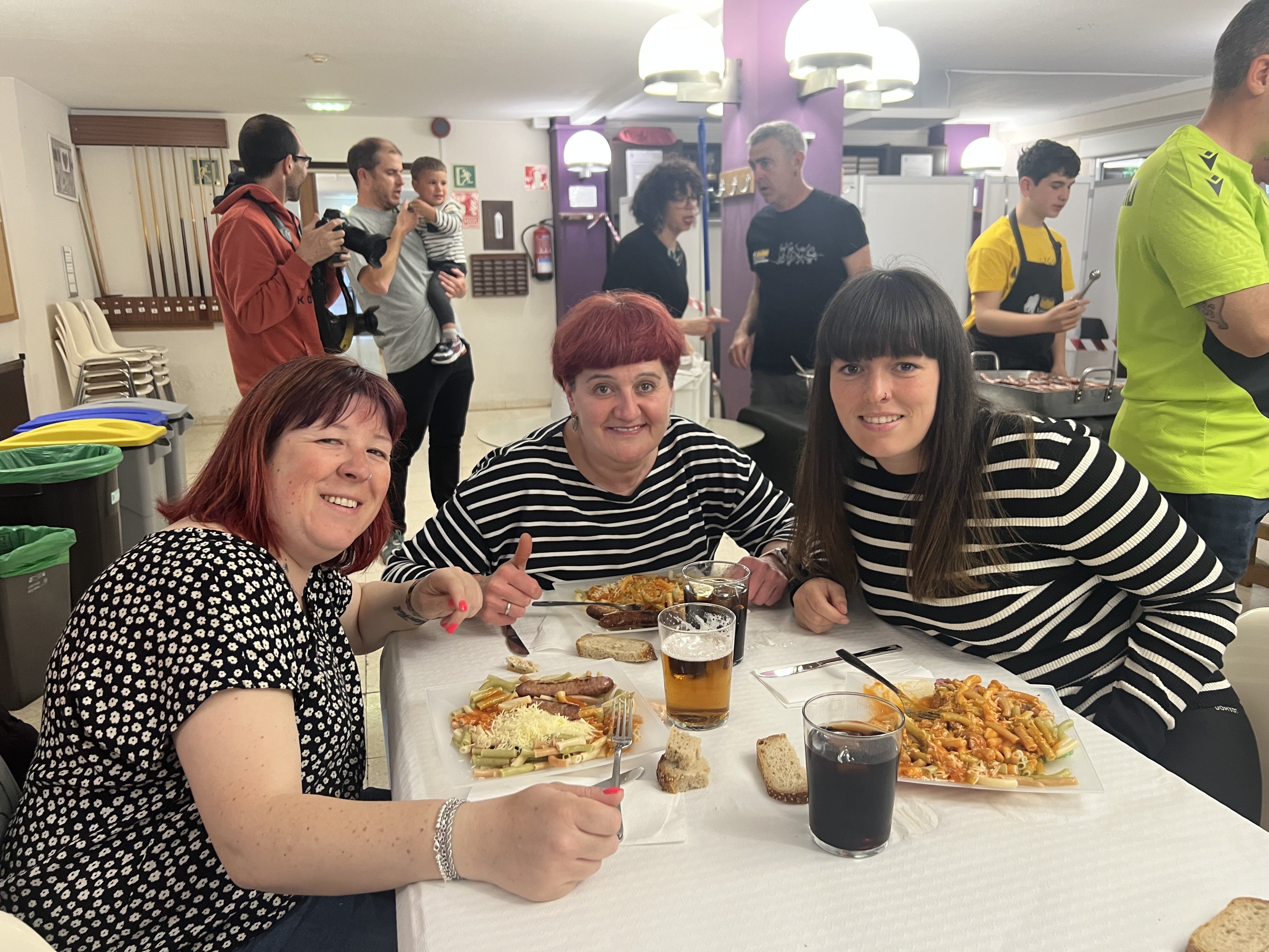 Las familias han disfrutado de su comida popular de fiestas a cubierto