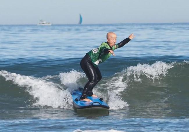 Jakes practicando surf, uno de sus deportes favoritos.