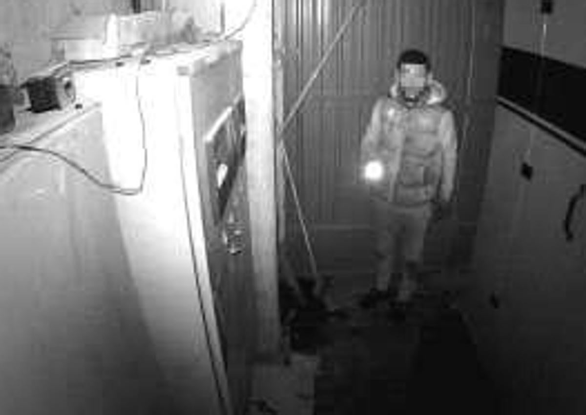 Imagen secundaria 1 - Agujero abierto en el tejado para acceder a las instalaciones. Uno de los ladrones captado por las cámaras de seguridad en el cuadro de mandos de la empresa, y los cables cortados en esa zona tras la incursión.