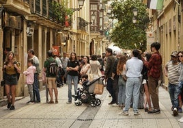 Varios turistas hacen cola para entrar a consumir en un bar de la Parte Vieja.