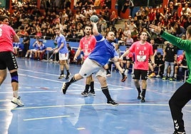 Alex Gago, jugador del sénior masculino, en un partido de la competición liguera.
