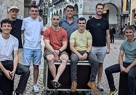 Musikariak AZTE eta udaleko ordezkariekin egitasmoaren aurkezpenean.