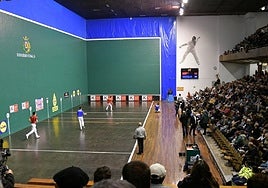 Las votaciones, por abrumadora mayoría, deciden que el frontón Astelena siga siendo verde.