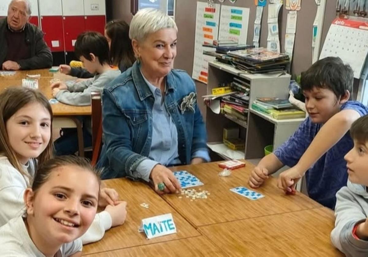Niños y mayores comparten juegos tradicionales