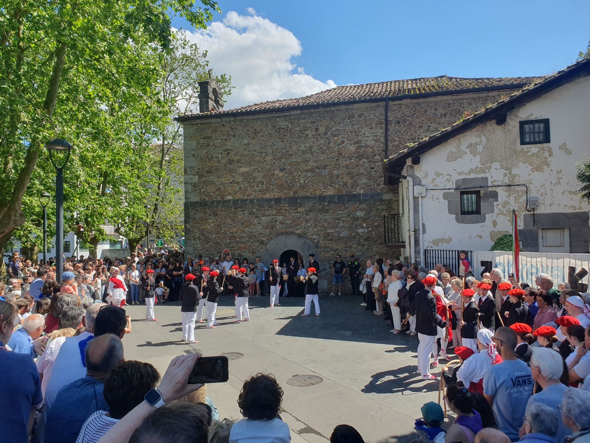 Jendetza bildu da Santa Krutz Egunean