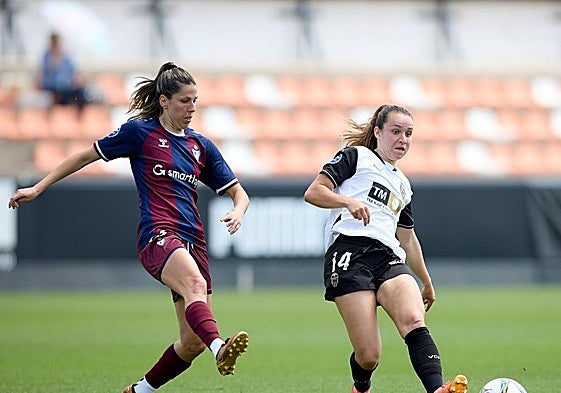 Patri Ojeda trata de impedir la progresión de una rival este sábado en Valencia.