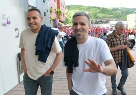 Sergio Francisco y Erik Bretos se disponen a entrar este sábado a Ipurua para presenciar el Eibar-Mirandés