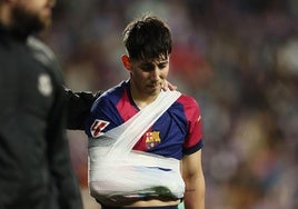 Dani Rodríguez se retira cabizbajo tras caer lesionado.