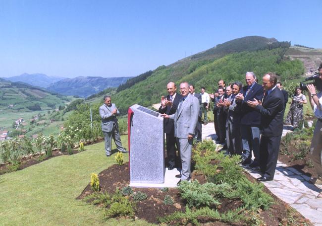 El lehendakari José Antonio Ardanza descubre la placa conmemorativa en el área de descanso de Berastegi el día de la inauguración.