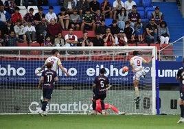 Panichelli conecta el esférico en el último minuto del partido para dar la victoria ayer en Ipurua al Mirandés.