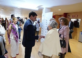 El lehendakari saluda a la hija de uno de los vascos deportados.