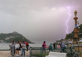 La tormenta de ayer al mediodía dejó rayos y truenos en Gipuzkoa.