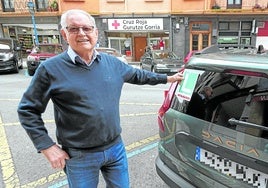 Louis Tollinche coloca contento la 'L' en su coche días después de haber aprobado el carné de conducir.