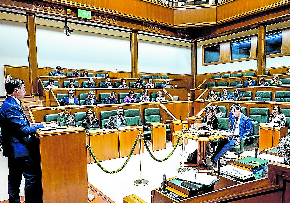 El lehendakari, Imanol Pradales, habla desde la tribuna en el último pleno celebrado en el Parlamento vasco el pasado 11 de abril.