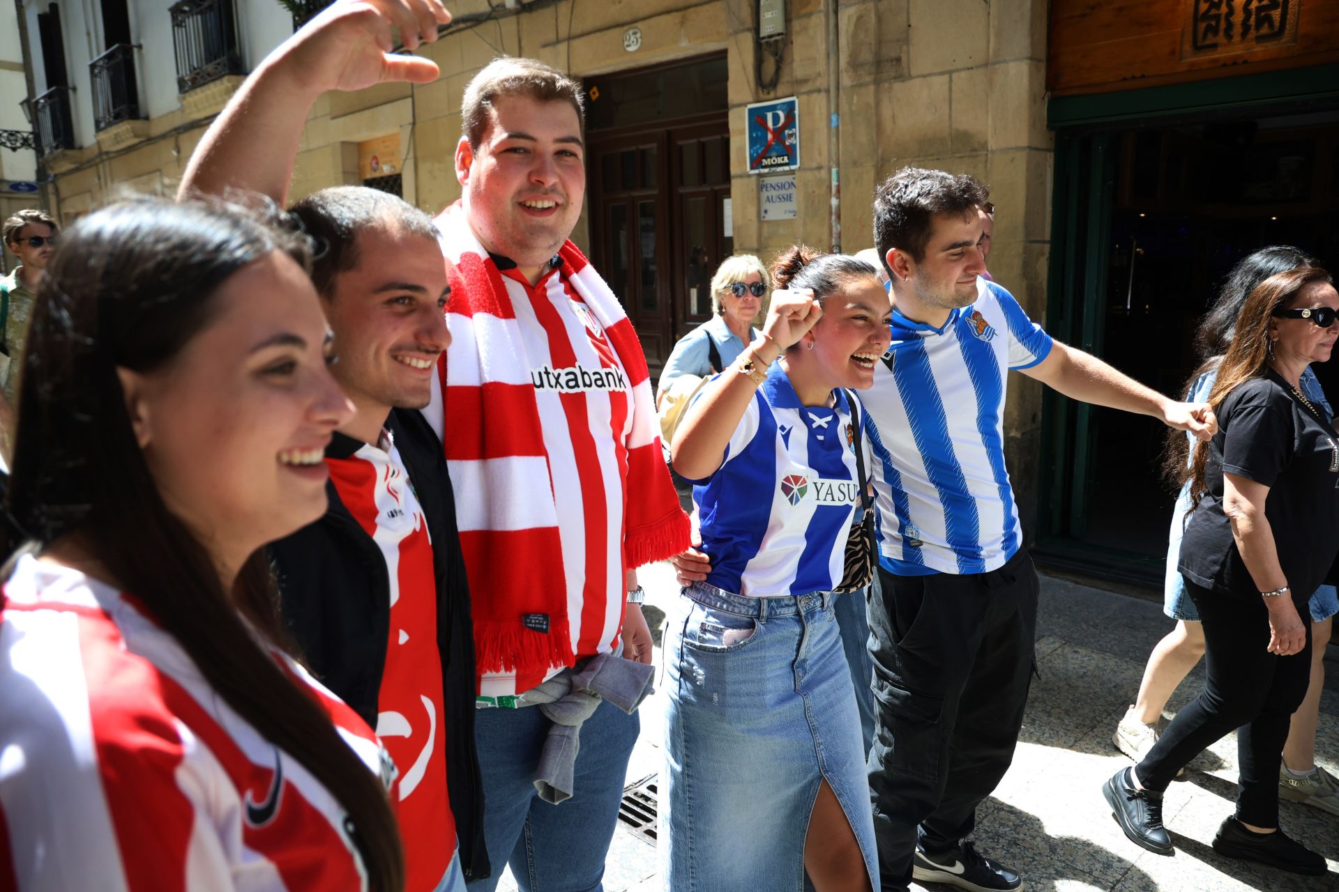 El derbi ya calienta motores en las calles de Donostia