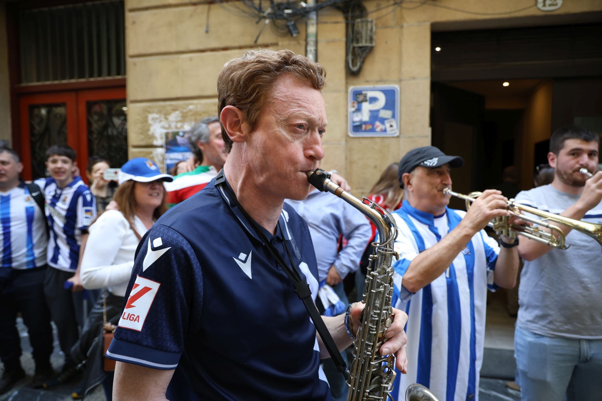 El derbi ya calienta motores en las calles de Donostia