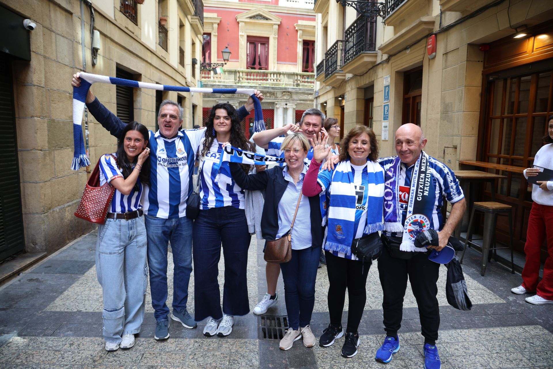 El derbi ya calienta motores en las calles de Donostia