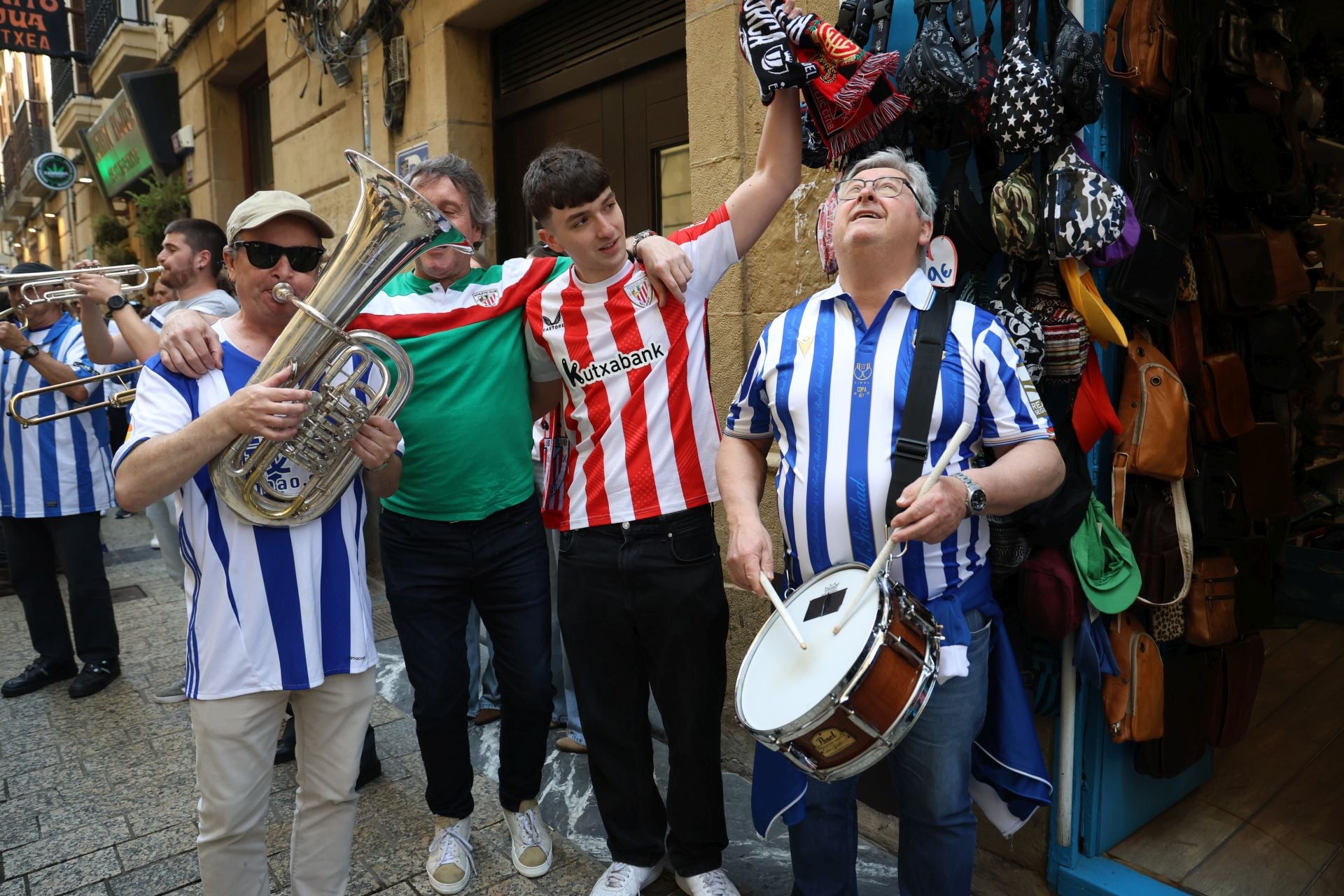 El derbi ya calienta motores en las calles de Donostia