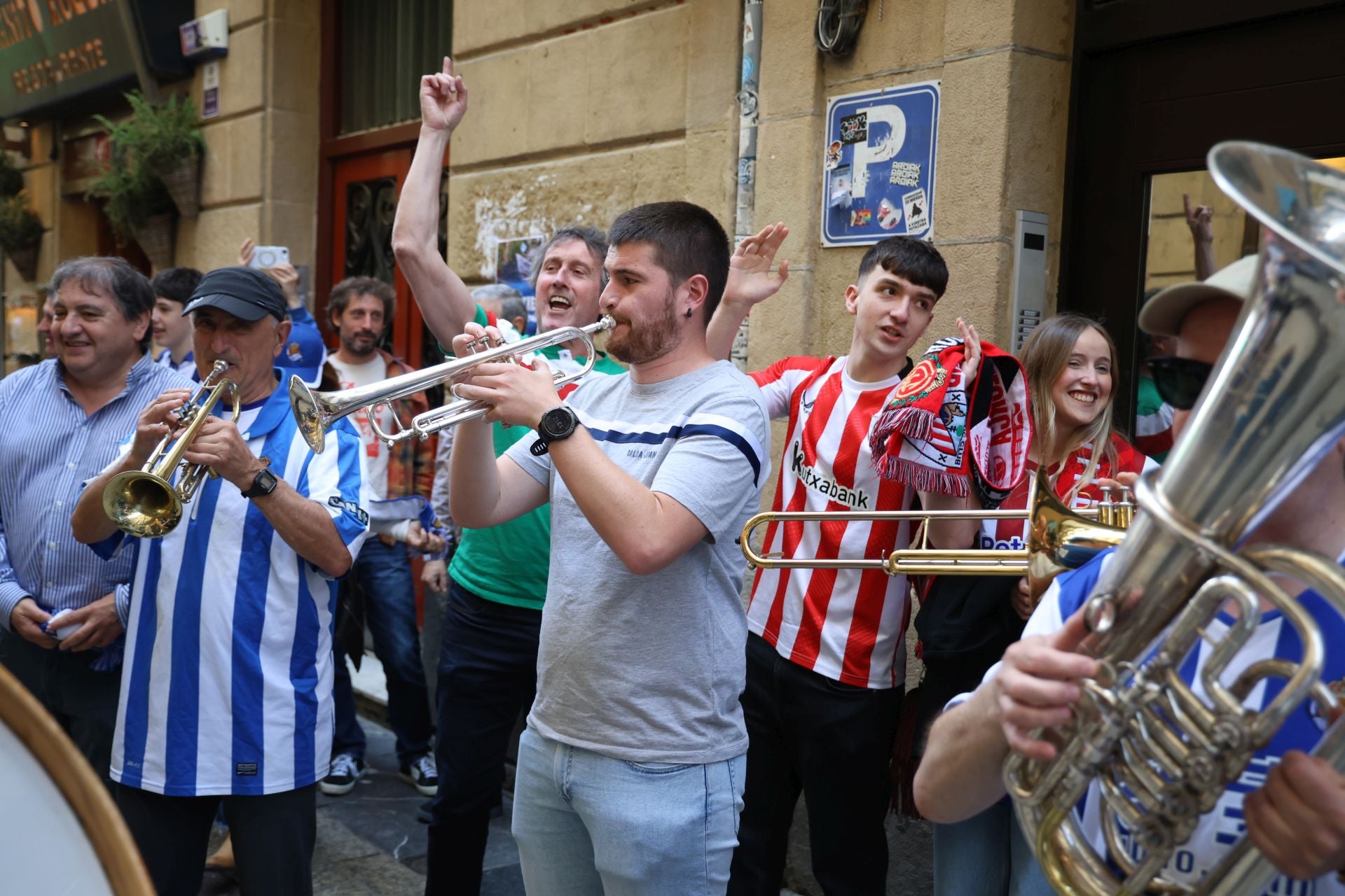 El derbi ya calienta motores en las calles de Donostia