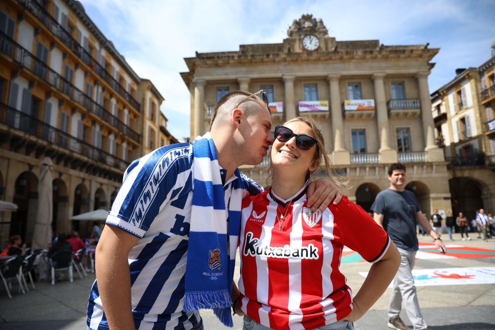 El derbi ya calienta motores en las calles de Donostia