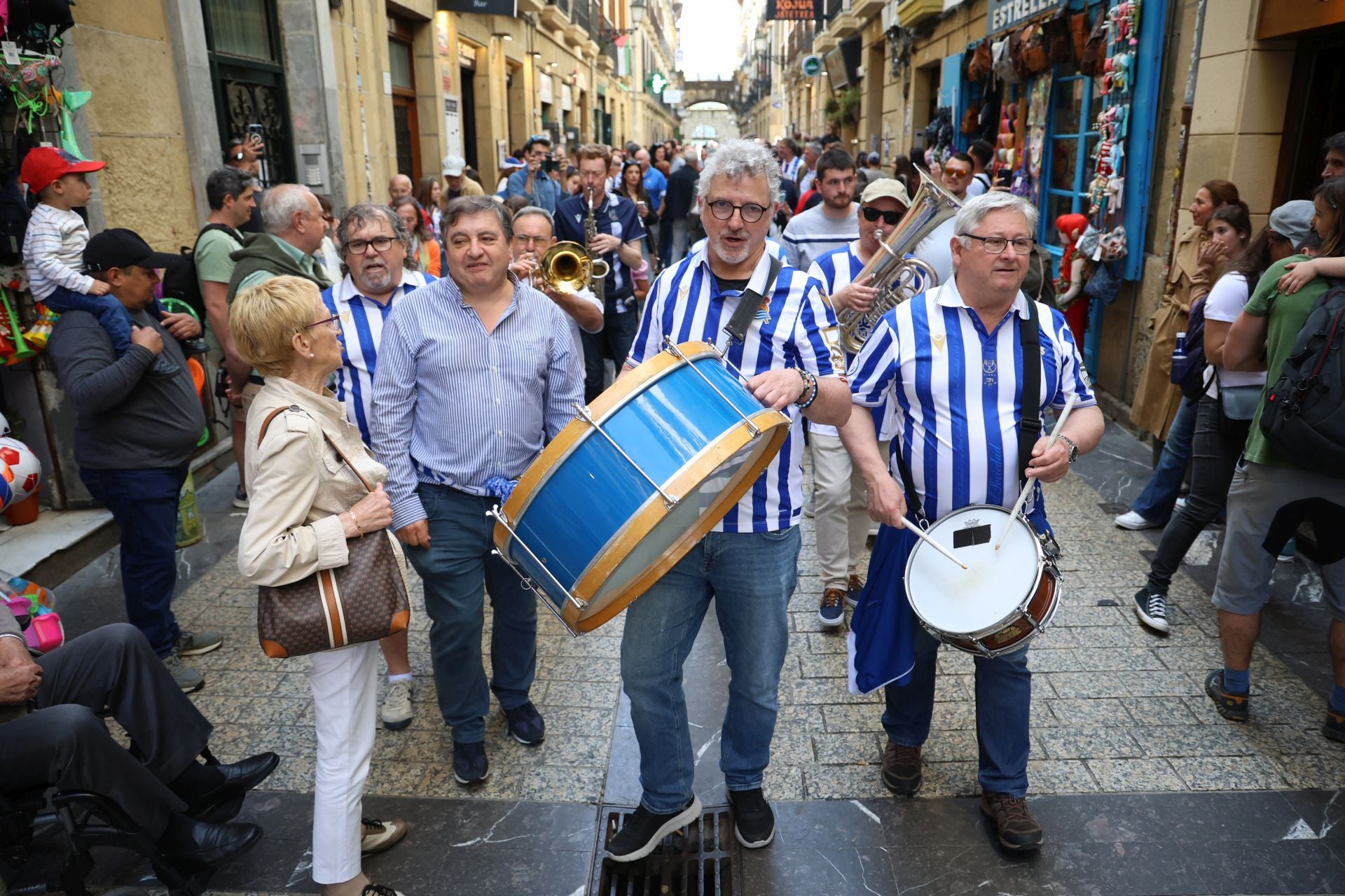 El derbi ya calienta motores en las calles de Donostia