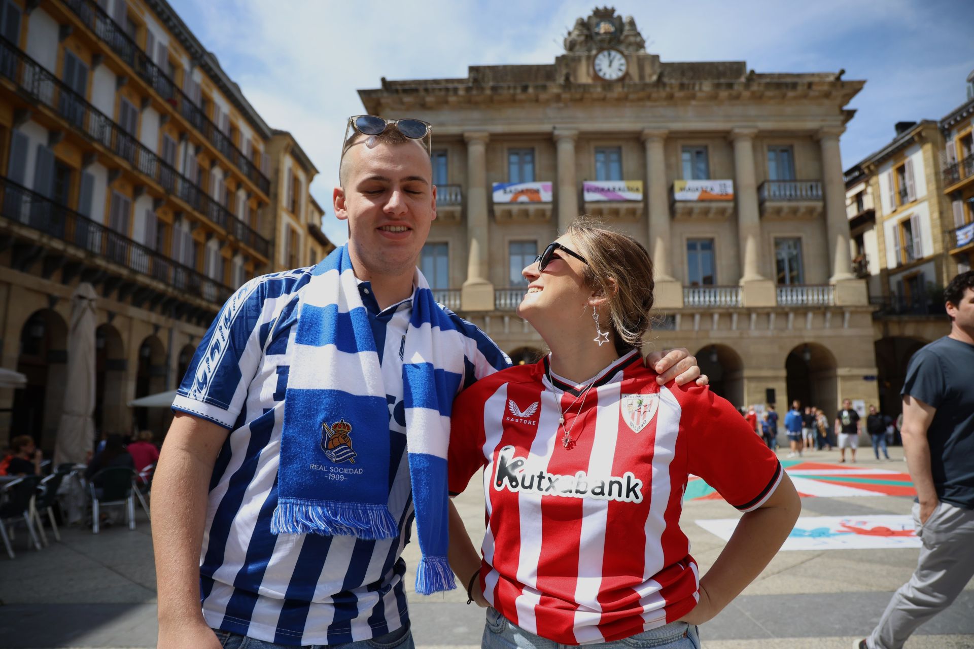 El derbi ya calienta motores en las calles de Donostia