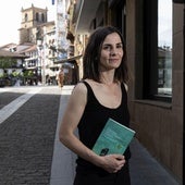 Karmele Mitxelena Oiartzungo kaleetan, liburua eskuan duela.