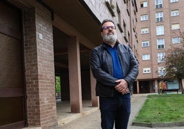 Alain López de Lacalle, junto a su portal en Andoain, en el lugar donde ETA asesinó a su padre, el 7 de mayo de 2000.