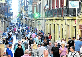 Una imagen de la Parte Vieja donostiarra con numerosos turistas.