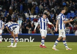Aguerd, Barrenetxea y Jon Martín, contrariados a la finalización del derbi el domingo en el Reale Arena.