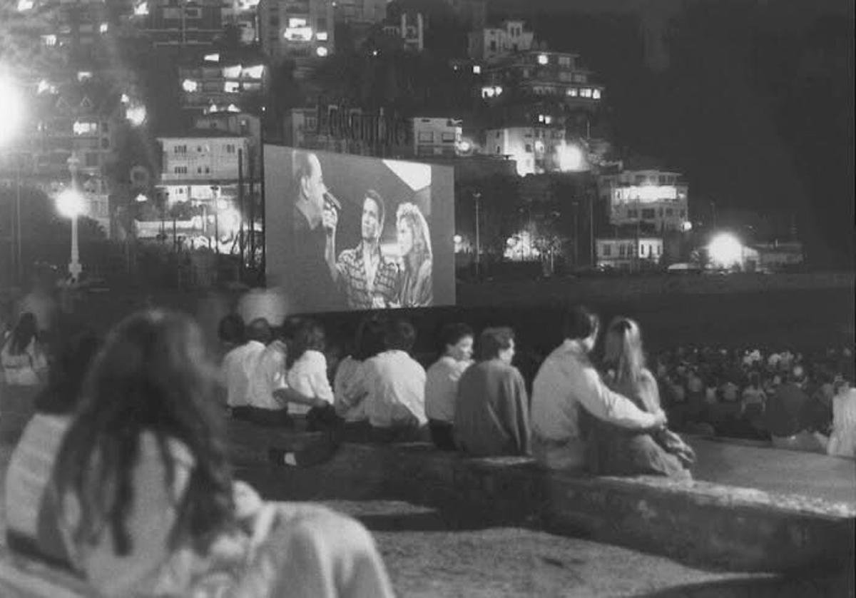 El cine en la playa de San Sebastián que genera nostalgia a los donostiarras: «Era un planazo»